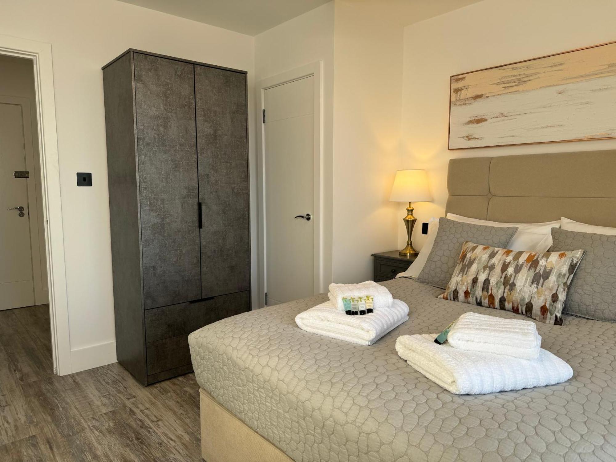 Elegant One Bedroom Apartment Swindon Ngoại thất bức ảnh