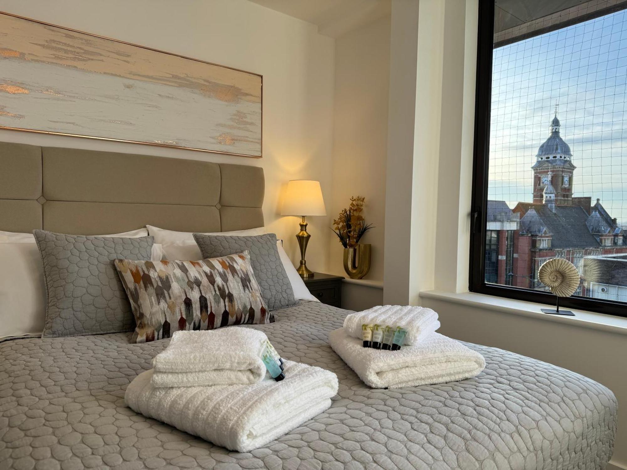 Elegant One Bedroom Apartment Swindon Ngoại thất bức ảnh