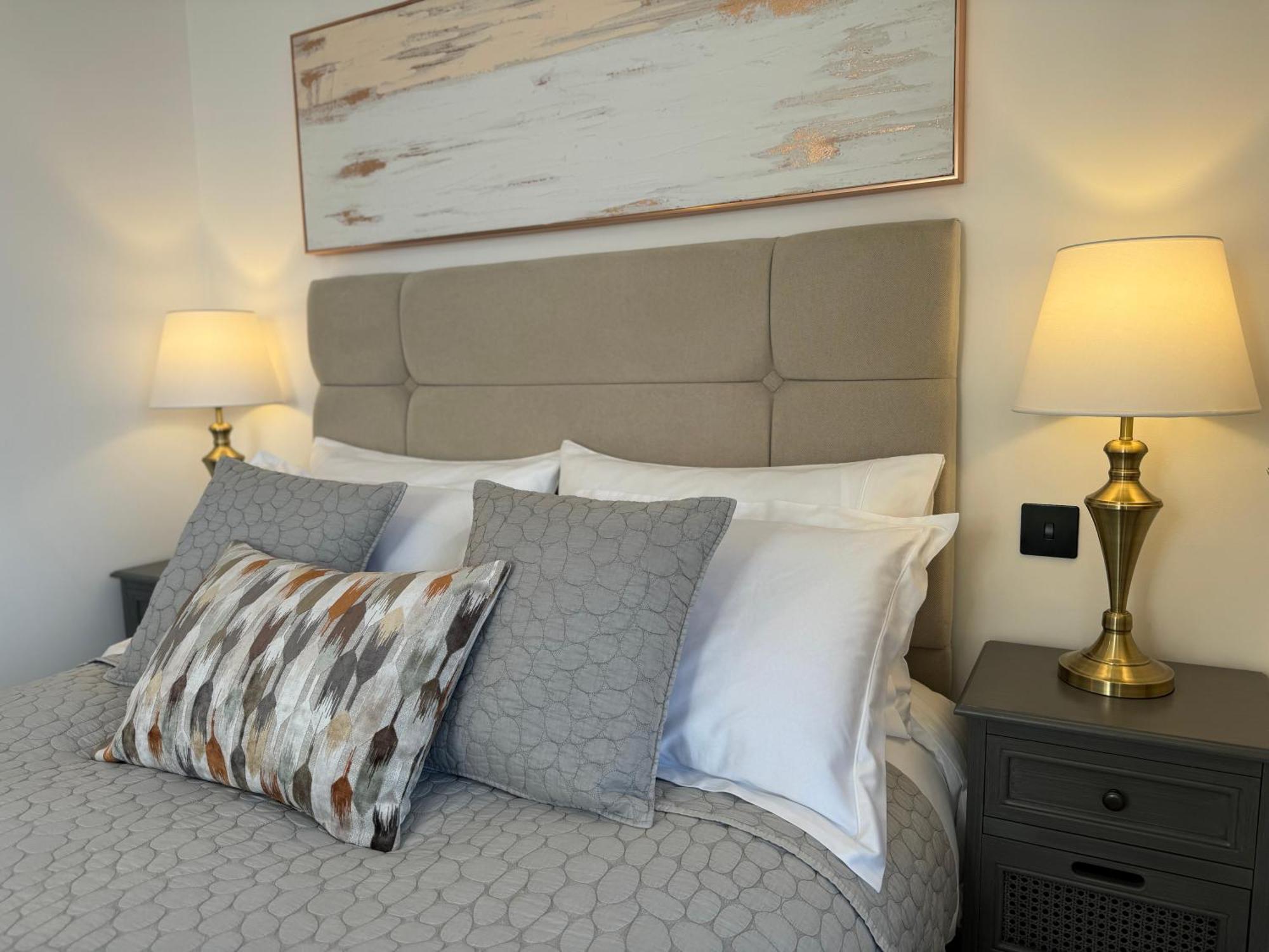Elegant One Bedroom Apartment Swindon Ngoại thất bức ảnh