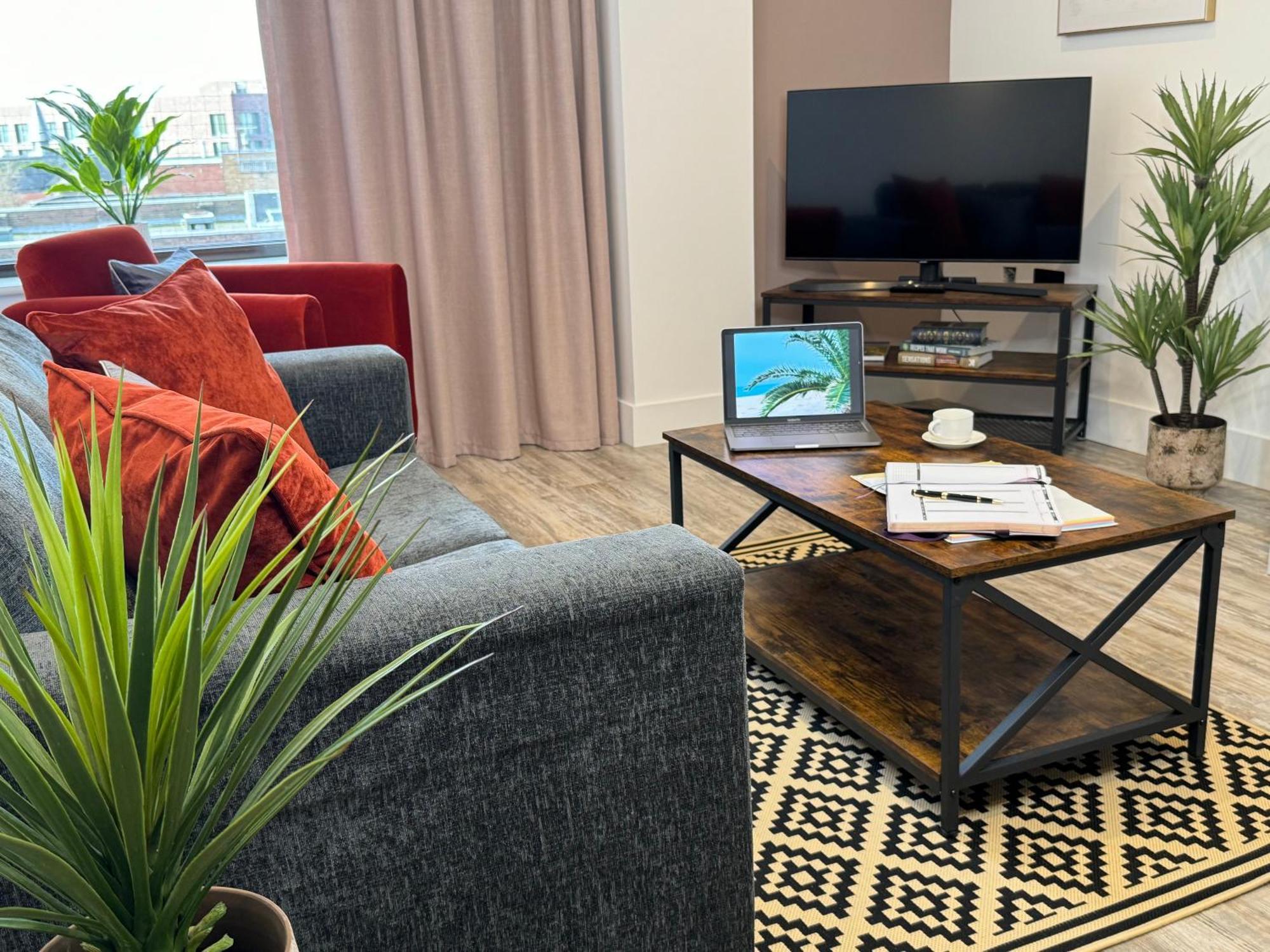 Elegant One Bedroom Apartment Swindon Ngoại thất bức ảnh