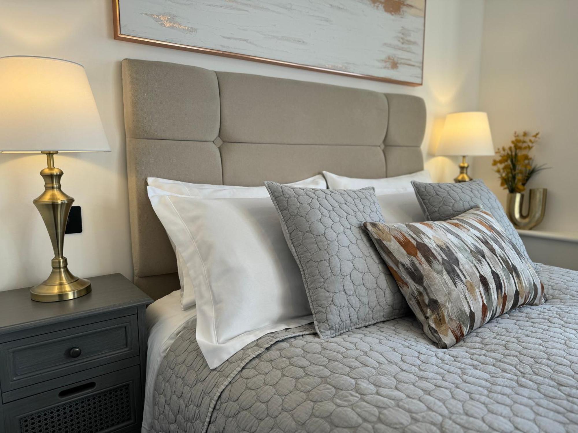 Elegant One Bedroom Apartment Swindon Ngoại thất bức ảnh