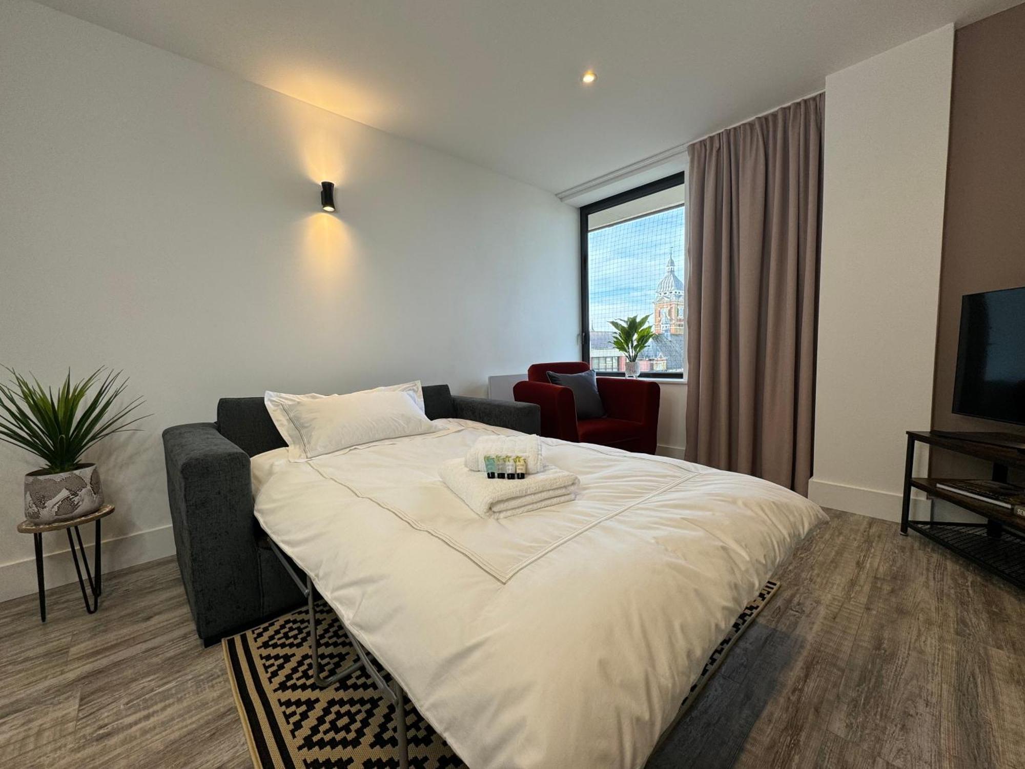 Elegant One Bedroom Apartment Swindon Ngoại thất bức ảnh