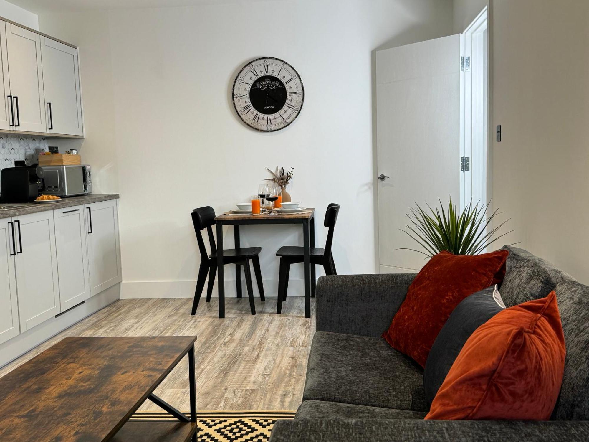 Elegant One Bedroom Apartment Swindon Ngoại thất bức ảnh