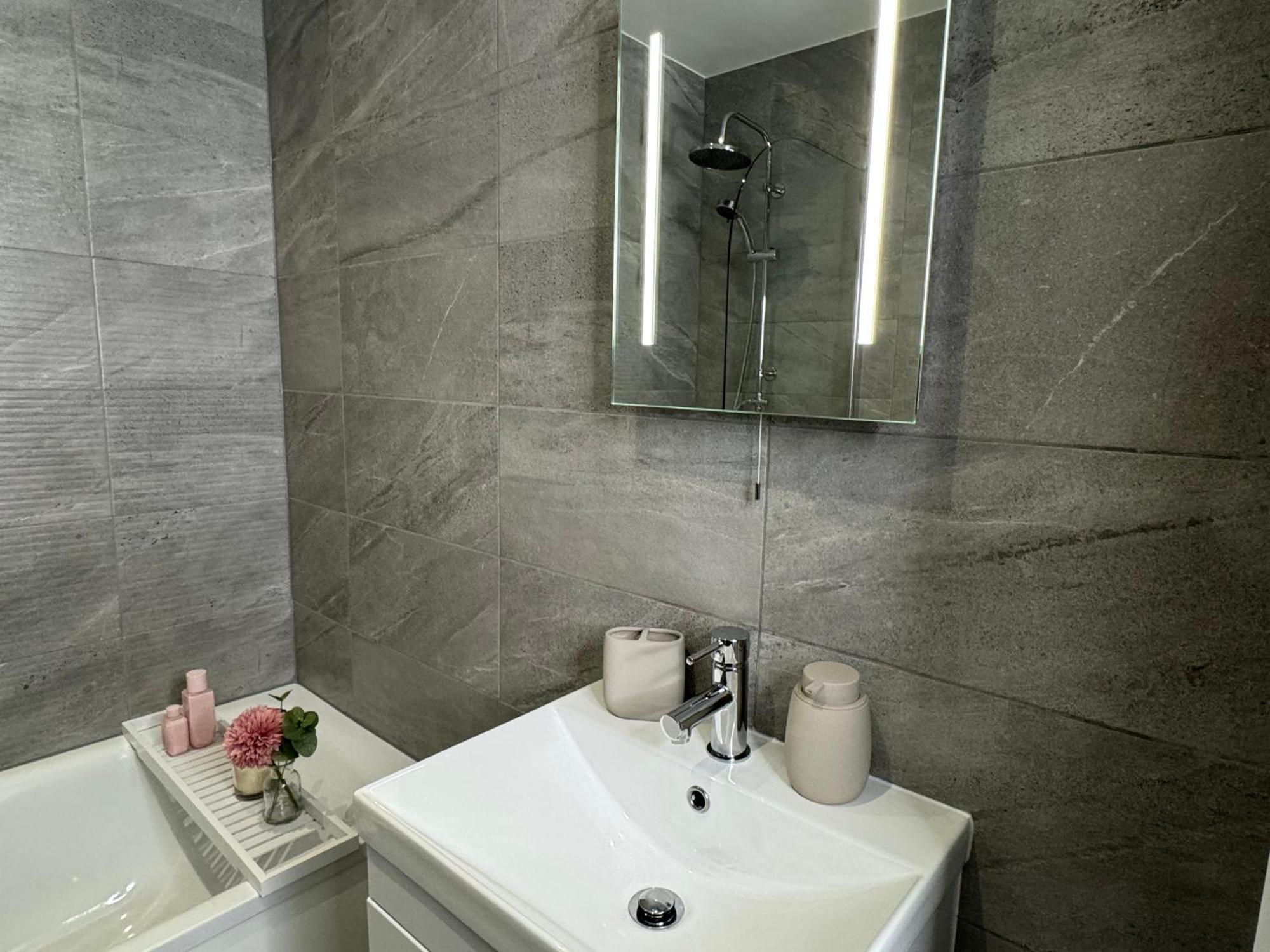 Elegant One Bedroom Apartment Swindon Ngoại thất bức ảnh